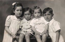 يظهرفي الصورة  أولاد عبد القادر من اليسار إلى اليمين : هيفاء، فيصل، غازي، موسى